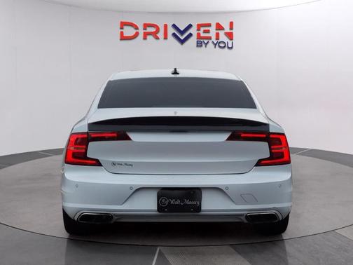 Crystal White Pearl Metallic 2018 Volvo S90 T6 Momentum