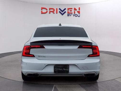 Crystal White Pearl Metallic 2018 Volvo S90 T6 Momentum