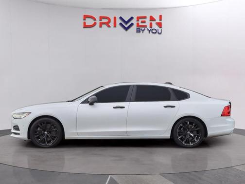 Crystal White Pearl Metallic 2018 Volvo S90 T6 Momentum