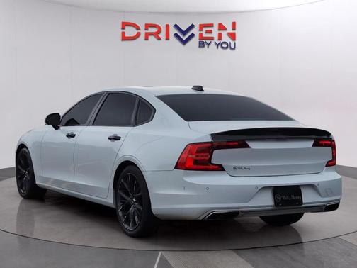 Crystal White Pearl Metallic 2018 Volvo S90 T6 Momentum