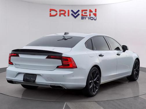 Crystal White Pearl Metallic 2018 Volvo S90 T6 Momentum