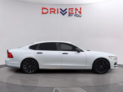 Crystal White Pearl Metallic 2018 Volvo S90 T6 Momentum