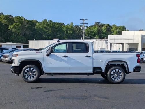 Summit White 2026 Chevrolet Silverado 2500 Custom