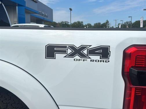 Oxford White 2024 Ford F-250 Lariat