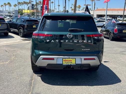 2023 Nissan Pathfinder Platinum FWD