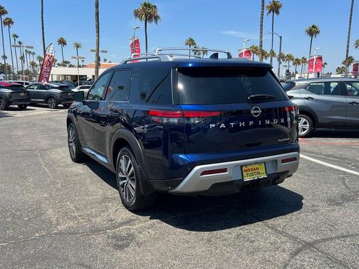2022 Nissan Pathfinder Platinum 2WD
