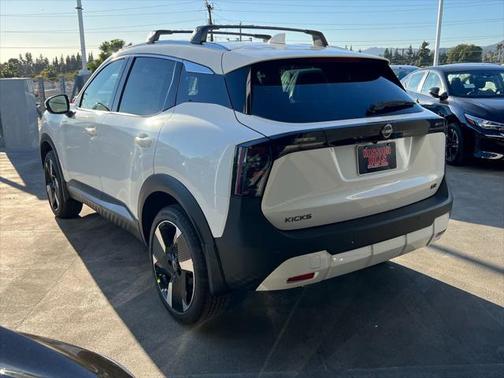 2025 Nissan Kicks SR