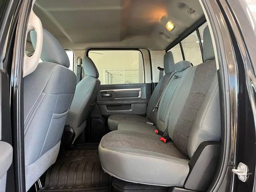 2017 RAM 3500 Big Horn Crew Cab 4x4 8' Box