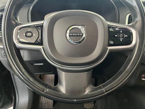 2017 Volvo XC90 T6 Momentum