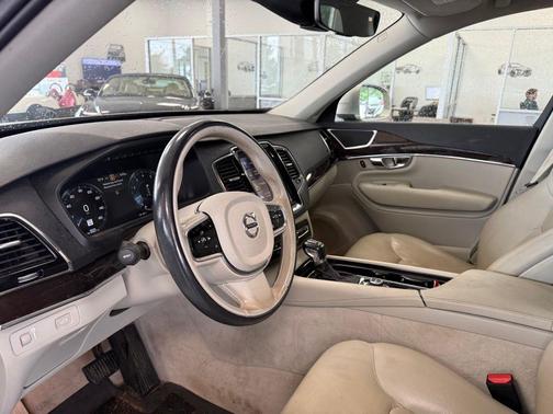 2016 Volvo XC90 T6 Momentum
