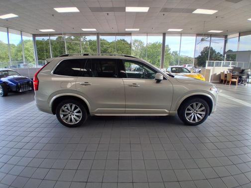2016 Volvo XC90 T6 Momentum