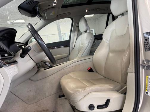 2016 Volvo XC90 T6 Momentum