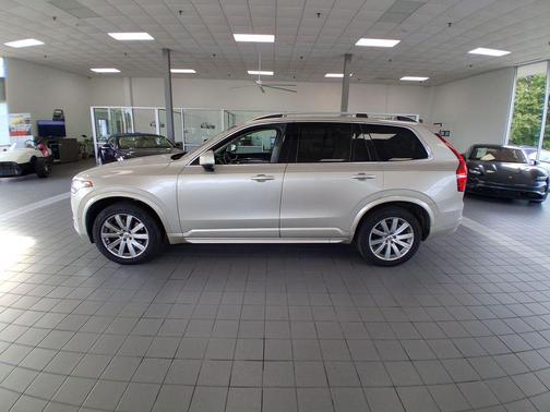 2016 Volvo XC90 T6 Momentum