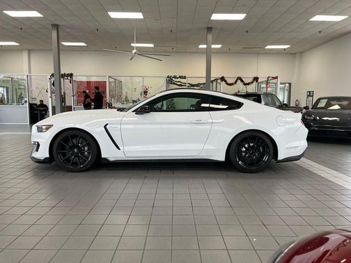 2017 Ford Shelby GT350 Base