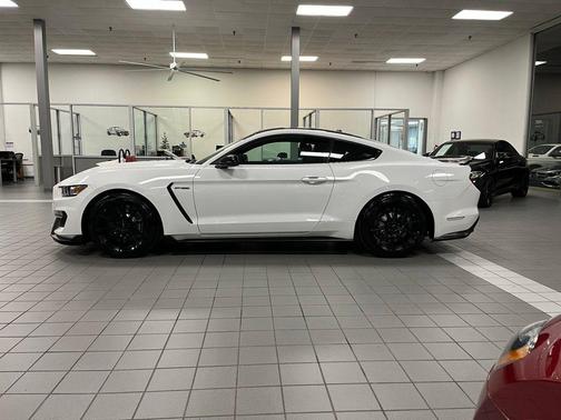 2017 Ford Shelby GT350 Base