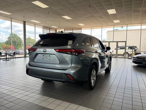 Moon Dust 2023 Toyota Highlander Hybrid LE