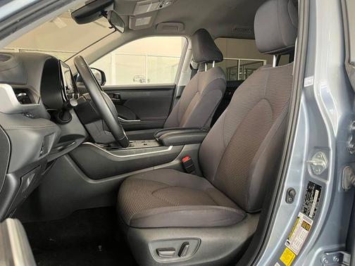 Moon Dust 2023 Toyota Highlander Hybrid LE