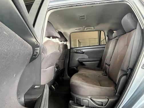 Moon Dust 2023 Toyota Highlander Hybrid LE