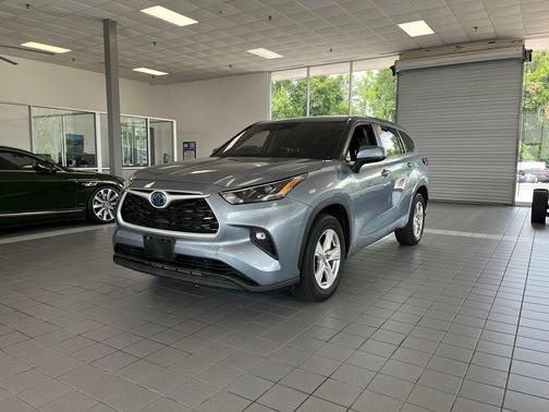Moon Dust 2023 Toyota Highlander Hybrid LE