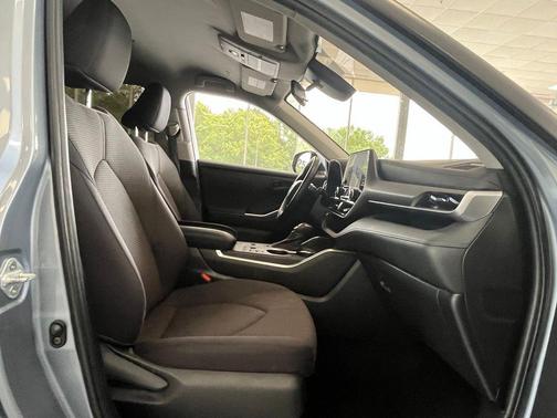 Moon Dust 2023 Toyota Highlander Hybrid LE