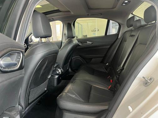 2017 Alfa Romeo Giulia Base