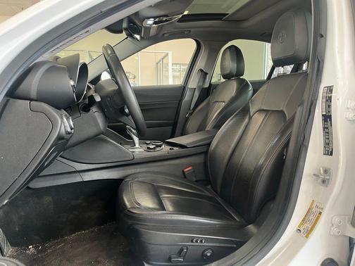 2017 Alfa Romeo Giulia Base