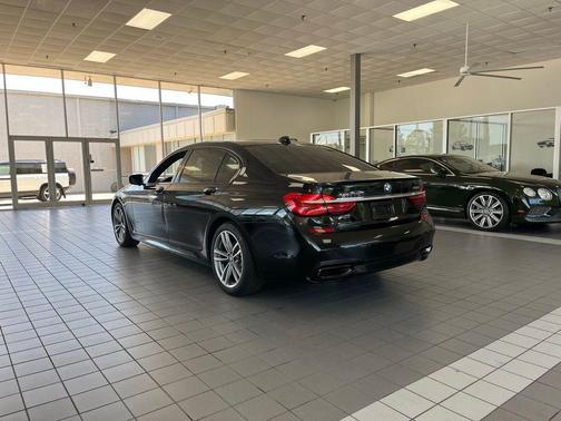 Black Sapphire Metallic 2019 BMW 750 i xDrive