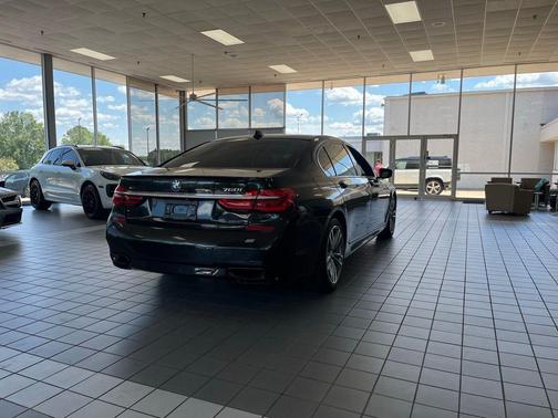 Black Sapphire Metallic 2019 BMW 750 i xDrive