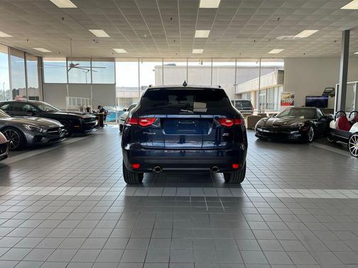 2018 Jaguar F-PACE 30t R-Sport