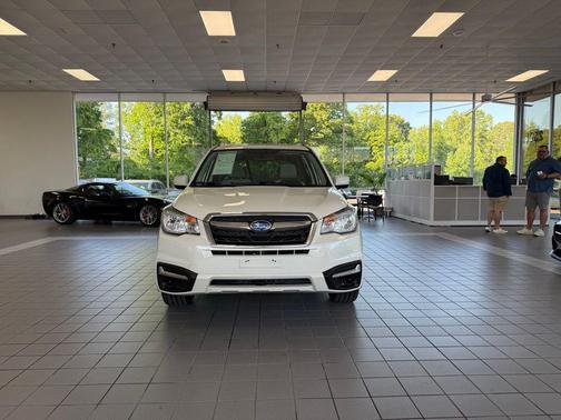 Crystal White Pearl 2018 Subaru Forester 2.5i Premium