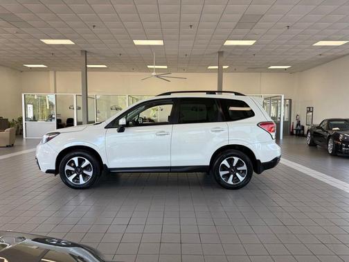 Crystal White Pearl 2018 Subaru Forester 2.5i Premium