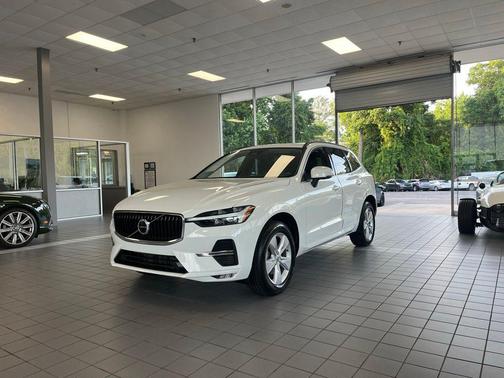 Ice White 2022 Volvo XC60 B5 Momentum