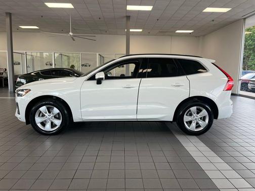 Ice White 2022 Volvo XC60 B5 Momentum