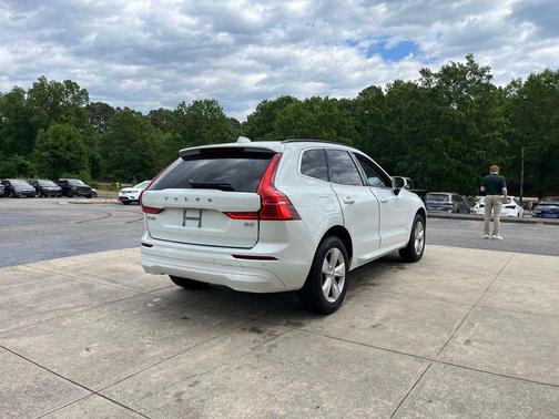 Ice White 2022 Volvo XC60 B5 Momentum