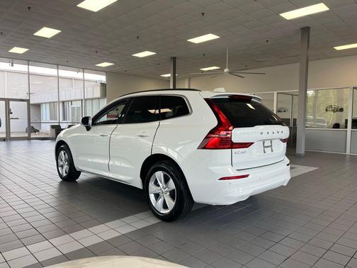Ice White 2022 Volvo XC60 B5 Momentum