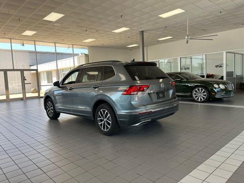Platinum Gray Metallic 2020 Volkswagen Tiguan 2.0T SE