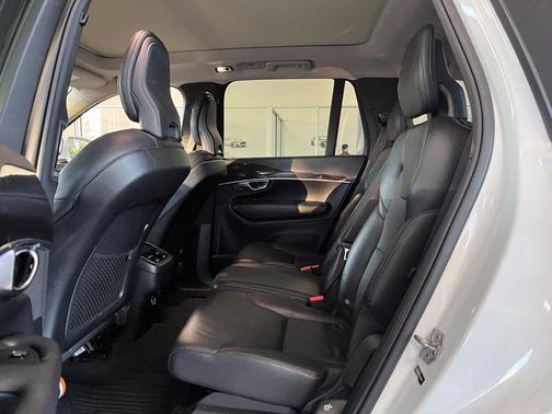Crystal White Pearl 2019 Volvo XC90 T6 Momentum