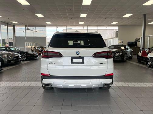 Mineral White Metallic 2023 BMW X5 xDrive40i