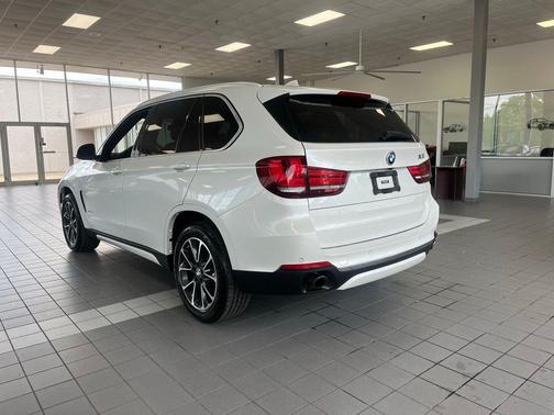 Mineral White Metallic 2023 BMW X5 xDrive40i