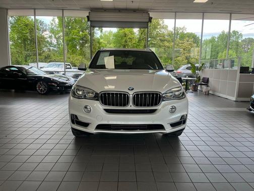 Mineral White Metallic 2023 BMW X5 xDrive40i