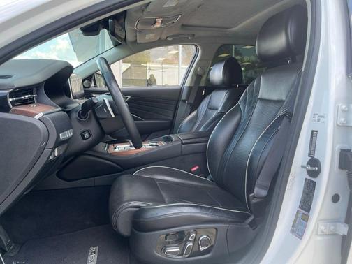 Snow White Pearl 2019 Kia K900 Luxury