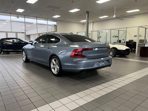 2018 Volvo S90 T5 Momentum