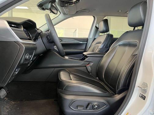 Bright White Clearcoat 2023 Jeep Grand Cherokee L Limited