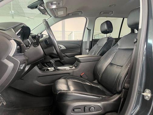 Graphite Metallic 2019 Chevrolet Traverse LT Cloth