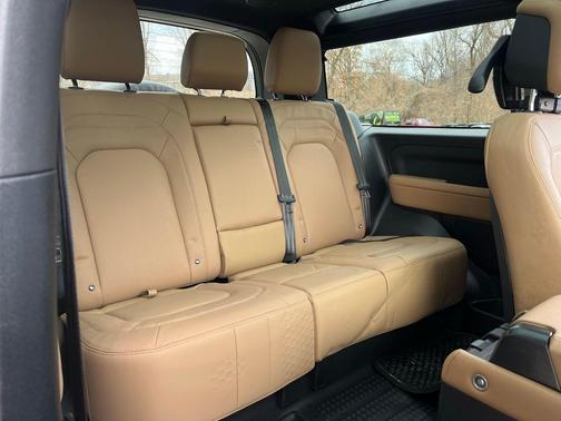 2025 Land Rover Defender 90 P400 X-Dynamic SE