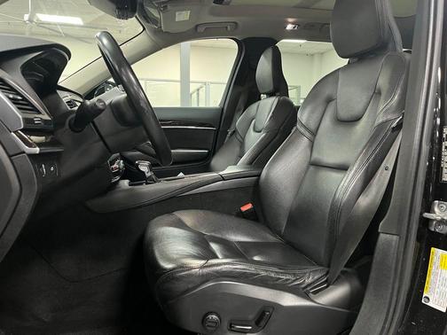 2019 Volvo XC90 T6 Momentum