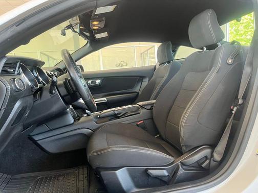 Oxford White 2017 Ford Mustang V6