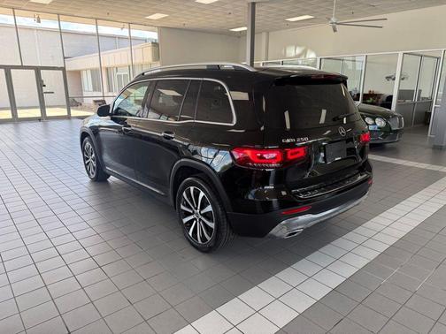 Black 2022 Mercedes-Benz GLB 250 4MATIC
