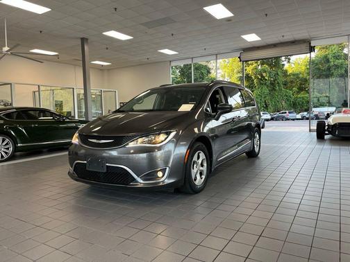 Granite Crystal Metallic Clearcoat 2017 Chrysler Pacifica Touring-L