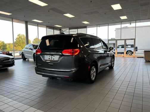 Granite Crystal Metallic Clearcoat 2017 Chrysler Pacifica Touring-L